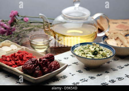 Tee-Set und chinesische Kräutermedizin, traditionelle Kultur Stockfoto