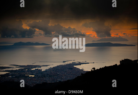 Eine Ansicht von Trapani und der Insel Favignana, genommen von der mittelalterlichen Stadt Erice in der Provinz von Trapani, Sizilien. Stockfoto