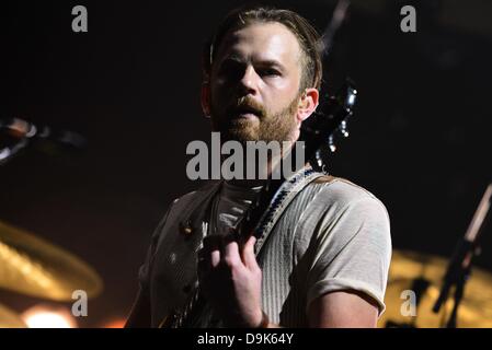 Köln, Deutschland. 20. Juni 2013. Sänger und Gitarrist Caleb Followill der US-Rock-Band "Kings of Leon" abgebildet ist, während eines Konzerts in der Lanxess Arena in Köln, Deutschland, 20. Juni 2013. Foto: Jan Knoff/Dpa/Alamy Live News Stockfoto