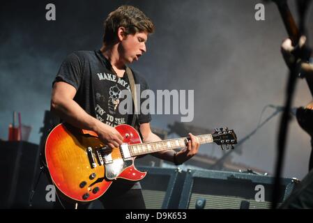 Köln, Deutschland. 20. Juni 2013. Während eines Konzerts in der Lanxess Arena in Köln, Deutschland, 20. Juni 2013 ist Gitarrist Matthew Followill der US-Rock-Band "Kings of Leon" abgebildet. Foto: Jan Knoff/Dpa/Alamy Live News Stockfoto