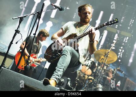 Köln, Deutschland. 20. Juni 2013. Sänger und Gitarrist Caleb Followill der US-Rock-Band "Kings of Leon" abgebildet ist, während eines Konzerts in der Lanxess Arena in Köln, Deutschland, 20. Juni 2013. Foto: Jan Knoff/Dpa/Alamy Live News Stockfoto