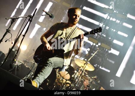 Köln, Deutschland. 20. Juni 2013. Sänger und Gitarrist Caleb Followill der US-Rock-Band "Kings of Leon" abgebildet ist, während eines Konzerts in der Lanxess Arena in Köln, Deutschland, 20. Juni 2013. Foto: Jan Knoff/Dpa/Alamy Live News Stockfoto