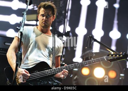 Köln, Deutschland. 20. Juni 2013. Während eines Konzerts in der Lanxess Arena in Köln, Deutschland, 20. Juni 2013 ist Bassist Jared Followill der US-Rock-Band "Kings of Leon" abgebildet. Foto: Jan Knoff/Dpa/Alamy Live News Stockfoto