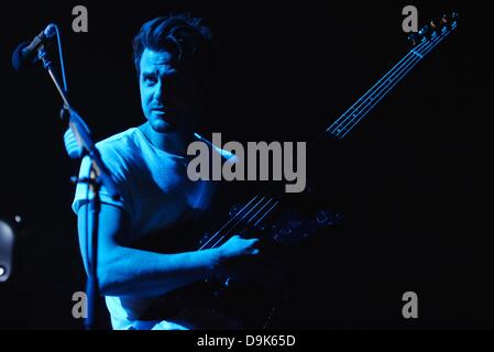 Köln, Deutschland. 20. Juni 2013. Während eines Konzerts in der Lanxess Arena in Köln, Deutschland, 20. Juni 2013 ist Bassist Jared Followill der US-Rock-Band "Kings of Leon" abgebildet. Foto: Jan Knoff/Dpa/Alamy Live News Stockfoto