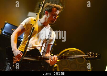 Köln, Deutschland. 20. Juni 2013. Während eines Konzerts in der Lanxess Arena in Köln, Deutschland, 20. Juni 2013 ist Bassist Jared Followill der US-Rock-Band "Kings of Leon" abgebildet. Foto: Jan Knoff/Dpa/Alamy Live News Stockfoto