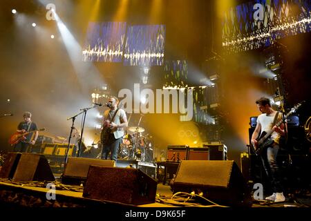 Köln, Deutschland. 20. Juni 2013. Ein Konzert der US-Rock-Band "Kings of Leon" ist in der Lanxess Arena in Köln, 20. Juni 2013 abgebildet. Foto: Jan Knoff/Dpa/Alamy Live News Stockfoto