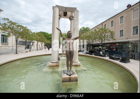 Legen Sie Assas in Nîmes, umgebaut von Martial Rayss mit Olivenbäumen, Skulpturen, Brunnen und Cafés, Languedoc, Frankreich Stockfoto