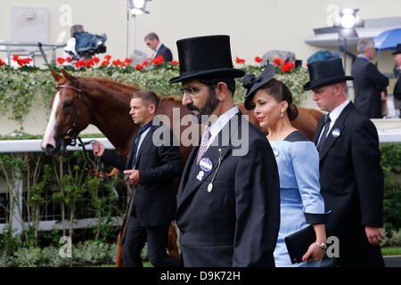 Ascot, Großbritannien. 20. Juni 2013. S. h. Sheikh Hamdan Bin Rashid Al Maktoum (stellvertretender Herrscher von Dubai und Besitzer Shadwell Studs) und Prinzessin Haya Bint Al Hussein (bekannt als ihre Königliche Hoheit Prinzessin Haya von Jordanien) im Porträt. Bildnachweis: Lajos-Eric Balogh/turfstock.com/dpa/Alamy Live-Nachrichten Stockfoto