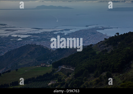 Eine Ansicht von Trapani und der Insel Favignana, genommen von der mittelalterlichen Stadt Erice in der Provinz von Trapani, Sizilien. Stockfoto