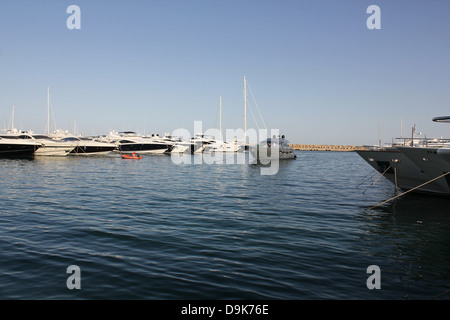 Luxus motor Superyacht Wiedereinstieg in den Liegeplatz in der Marina Puerto Portals, Calvia, South West Mallorca / Mallorca, Balearen Stockfoto