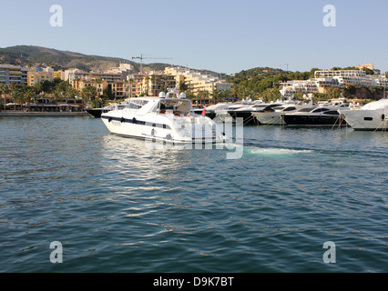 Luxus motor Superyacht Rückkehr zum Liegeplatz - Mangusta 88 "LAUREN" - in Puerto Portals Marina, Calvia, Mallorca Süd West Stockfoto