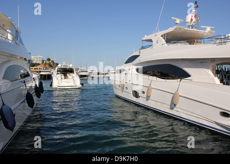 Luxus motor Superyacht Rückkehr zum Liegeplatz - Mangusta 88 "LAUREN" - in Puerto Portals Marina, Calvia, Mallorca Süd West / Majo Stockfoto