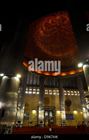 Innenraum der Istiqlal Moschee oder Masjid Istiqlal - die größte Moschee in Südostasien, Jakarta, Java, Indonesien Stockfoto