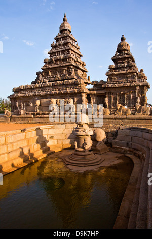 Brunnen vor einem Tempel, Shore Tempel, Mahabalipuram, Kanchipuram Bezirk, Tamil Nadu, Indien Stockfoto