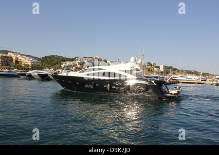 Luxus motor Superyacht Rückkehr nach Liegeplatz - im Yachthafen von Puerto Portals, Calvia, South West Mallorca / Mallorca, Balearen Stockfoto