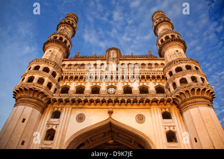 Niedrigen Winkel Ansicht der Charminar, Hyderabad, Andhra Pradesh, Indien Stockfoto