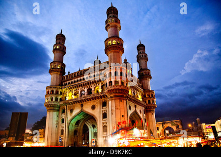 Niedrigen Winkel Ansicht der Charminar, Hyderabad, Andhra Pradesh, Indien Stockfoto