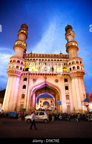 Niedrigen Winkel Ansicht der Charminar, Hyderabad, Andhra Pradesh, Indien Stockfoto