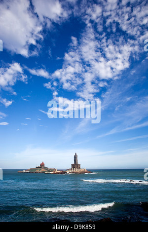 Indischen Ozean mit Heiligen Thiruvalluvar Statue auf der kleinen Insel, Laccadive Meer, Kanyakumari, Tamil Nadu, Indien Stockfoto