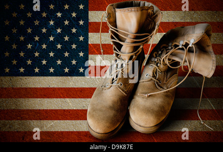 Grunge US Army Stiefel auf sandigen amerikanische Flagge Hintergrund collage Stockfoto