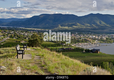 Blick auf die stadt Penticton BC auf See Okanagan. Vom Aussichtspunkt oben auf Munson Berg in British Columbia, Kanada. Stockfoto