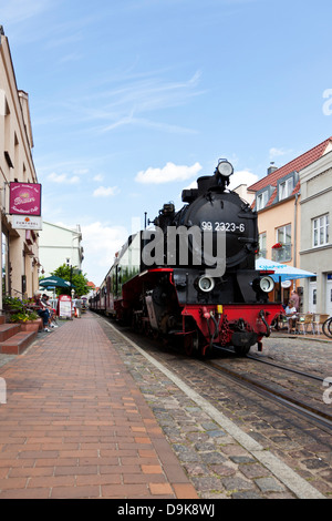 Schmalspur-Dampfeisenbahn "Molli" Ankunft im Zentrum von Bad Doberan Stockfoto