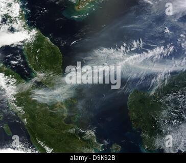 Blick vom Raum der Rauch wogenden aus illegalen Waldbrände auf der indonesischen Insel Sumatra weht über südlichen Malaysia und Singapur 19. Juni 2013 von NASAÕs Terra und Aqua-Satelliten erfasst. Die Verschmutzung durch die dicken Wolken der Dunst schob Verschmutzung auf Rekordniveau in Singapur. Stockfoto