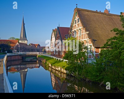 St. Nikolaus-Kirche in Borstel mit Deich, Jork, Altes Land, Landkreis Stade, Niedersachsen, Deutschland Stockfoto