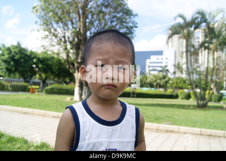 Ein kleiner Junge, in Shenzhen Xixiang Grünanlagen zu spielen, sehr schön aussehen. In China. Stockfoto