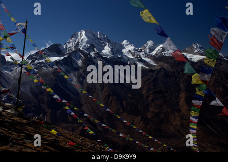 Trekking im Langtang, Nepal - Naya Kanga Tsergo (Tserko) Ri über Kyanjin Gompa entnommen Stockfoto