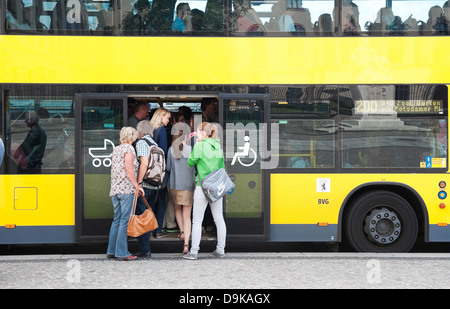 Pendler und Touristen immer auf Bus Nr. 200 in Berlin - Adobe RGB. Stockfoto