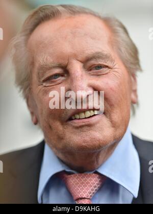 Frankfurt Main, Deutschland. 21. Juni 2013. Abgebildet ist der ehemalige Präsident des deutschen Fußball-Bund DFB, Gerhard Mayer-Vorfelder, während eines Treffens der Vorsitz des DFB in der DFB-Zentrale in Frankfurt Main, Deutschland, 21. Juni 2013 statt. Es fand eine Sitzung des DFB Vorsitzes in Frankfurt statt. Foto: ARNE DEDERT/Dpa/Alamy Live-Nachrichten Stockfoto