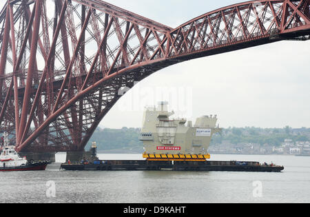 Weiter, in der Nähe von Edinburgh, UK. 21. Juni 2013. Letzte Stück des neuen Flugzeugträger unter die Forth Bridge in der Nähe von Rosyth. Abschnitt des Flugzeugträgers wurde in Scotstoun erbaut und wurde unternommen, um die Rosyth Dockyard für die Fertigstellung. Stockfoto