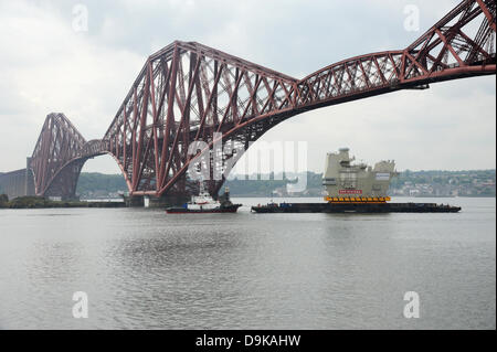 Weiter, in der Nähe von Edinburgh, UK. 21. Juni 2013. Letzte Stück des neuen Flugzeugträger unter die Forth Bridge in der Nähe von Rosyth. Abschnitt des Flugzeugträgers wurde in Scotstoun erbaut und wurde unternommen, um die Rosyth Dockyard Credit: Linda Jones/Alamy Live News Stockfoto