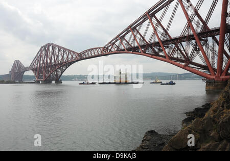 Weiter, in der Nähe von Edinburgh, UK. 21. Juni 2013. Letzte Stück des neuen Flugzeugträger unter die Forth Bridge in der Nähe von Rosyth. Abschnitt des Flugzeugträgers wurde in Scotstoun erbaut und wurde unternommen, um die Rosyth Dockyard Credit: Linda Jones/Alamy Live News Stockfoto