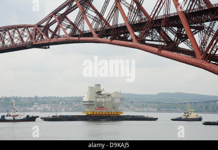 Weiter, in der Nähe von Edinburgh, UK. 21. Juni 2013. Letzte Stück des neuen Flugzeugträger (HMS Queen Elizabeth) Eingabe unter die Forth Bridge in der Nähe von Rosyth. Abschnitt des Flugzeugträgers wurde in Scotstoun erbaut und wurde unternommen, um die Rosyth Dockyard Credit: Linda Jones/Alamy Live News Stockfoto