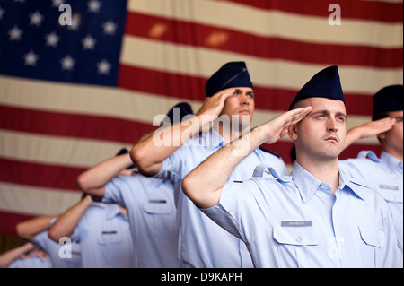 US Air Force Piloten-Gruß an die amerikanische Flagge während des Singens von Star Spangled Banner eine Änderung der Befehl Zeremonie 13. Mai 2013 auf der Kadena Air Base, Japan. Stockfoto