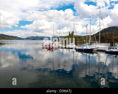 Yachten vertäut am Steg Stockfoto