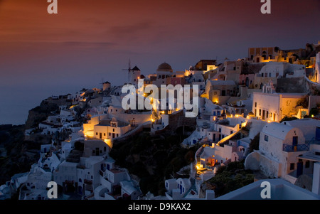 Das Dorf Oia in der Nacht. Stockfoto