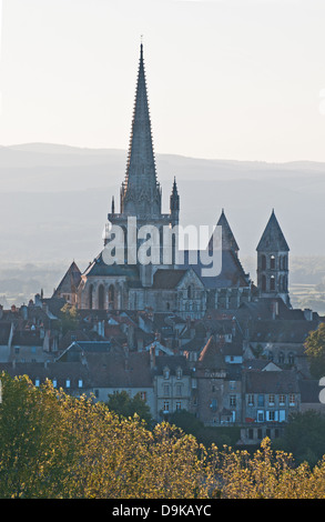 Saint Nazaire Kathedrale Autun Burgund Frankreich mit gotischen Turm gesehen von Rue de Planoises am Abend Stockfoto