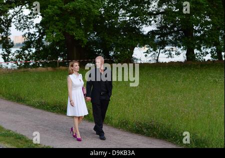 Schauspielerin Tina Ruland und ihr Partner Claus Oldoerp spazieren während eine Soiree für Vormerkungen für den International Emmy Award, den wichtigsten Fernsehpreis der internationalen TV-Industrie, bei Villa Borsig in Berlin, Deutschland, 18. Juni 2013. Foto: Jens Kalaene Stockfoto