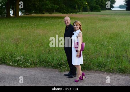 Schauspielerin Tina Ruland und ihr Partner Claus Oldoerp spazieren während eine Soiree für Vormerkungen für den International Emmy Award, den wichtigsten Fernsehpreis der internationalen TV-Industrie, bei Villa Borsig in Berlin, Deutschland, 18. Juni 2013. Foto: Jens Kalaene Stockfoto