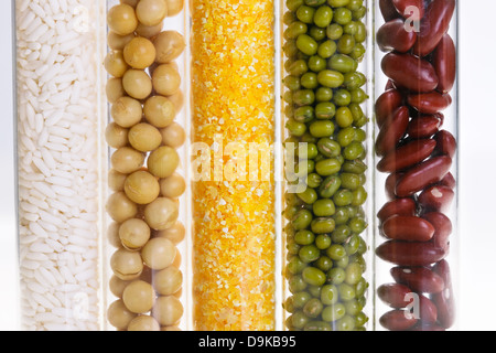 Körner im Reagenzglas im Labor Stockfoto