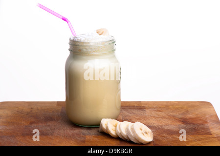 Banane Smoothie zu trinken, in ein Marmeladenglas mit einem Strohhalm Stockfoto