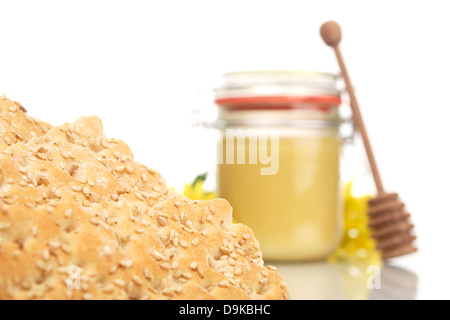 Knäckebrot mit Honig und Honig-Löffel, Knäckebrot mit Honig und Honig-Löffel Stockfoto