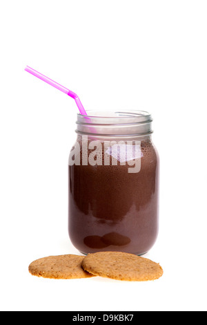 Schokolade Smoothie zu trinken, in ein Marmeladenglas mit einem Strohhalm und cookies Stockfoto