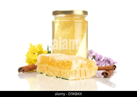 Kämmen Sie Honig mit Waben und Zimtstangen, Honeycomb und Kamm mit Zimtstangen Stockfoto