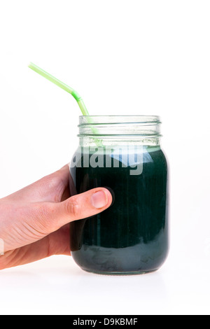 Spirulina Drink serviert in ein Marmeladenglas Stockfoto