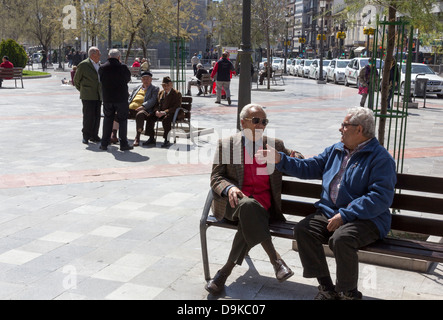 Die Bänke der Plaza del Campillo, Granada sind voll von Männern, die Austausch von Ansichten über die großen Fragen unserer Zeit zu sitzen. Stockfoto