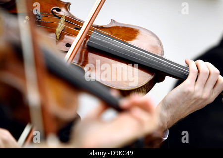 Farbdetails mit den Händen einer Person das Geigenspiel Stockfoto